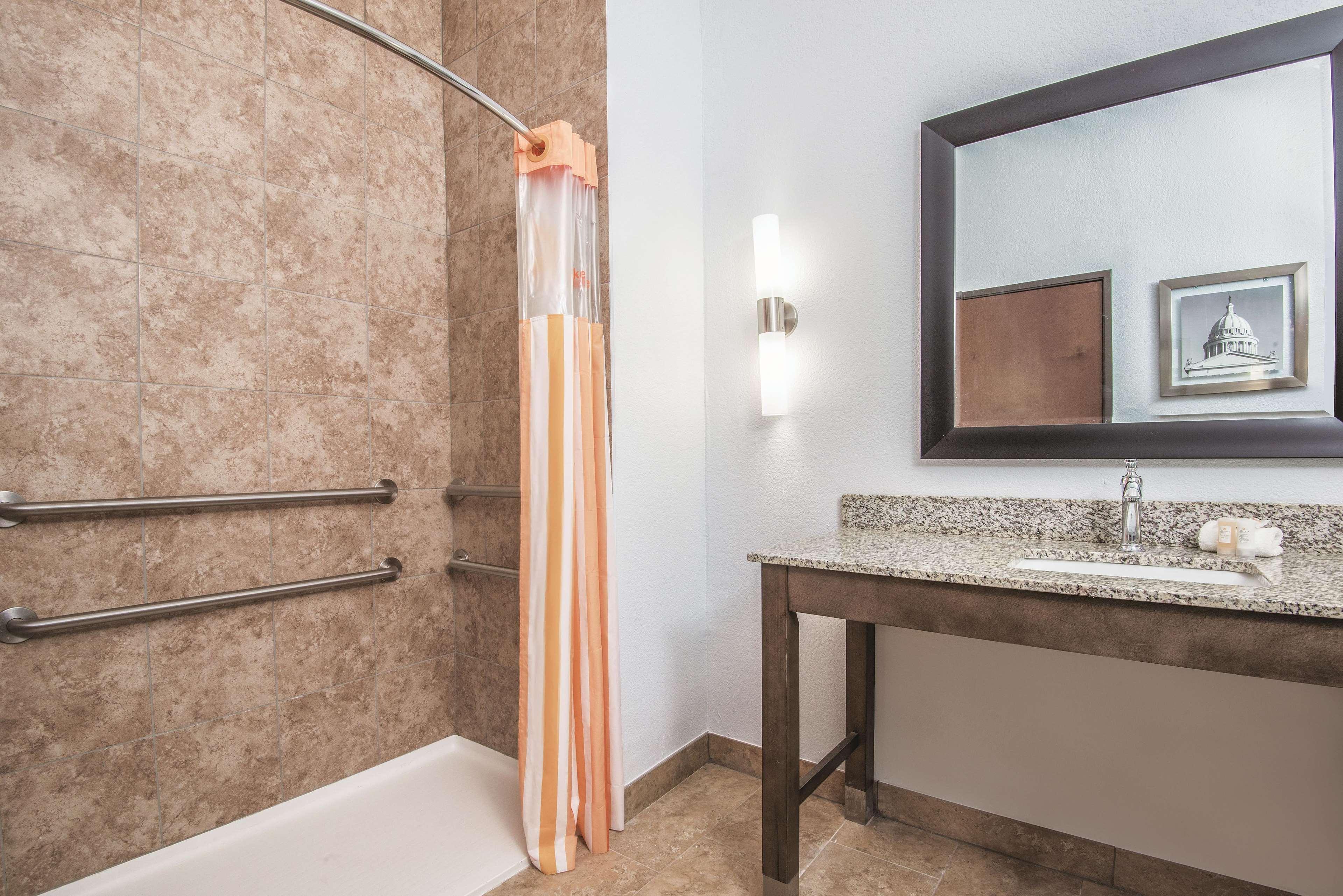 La Quinta By Wyndham Guthrie Hotel Bagian luar foto