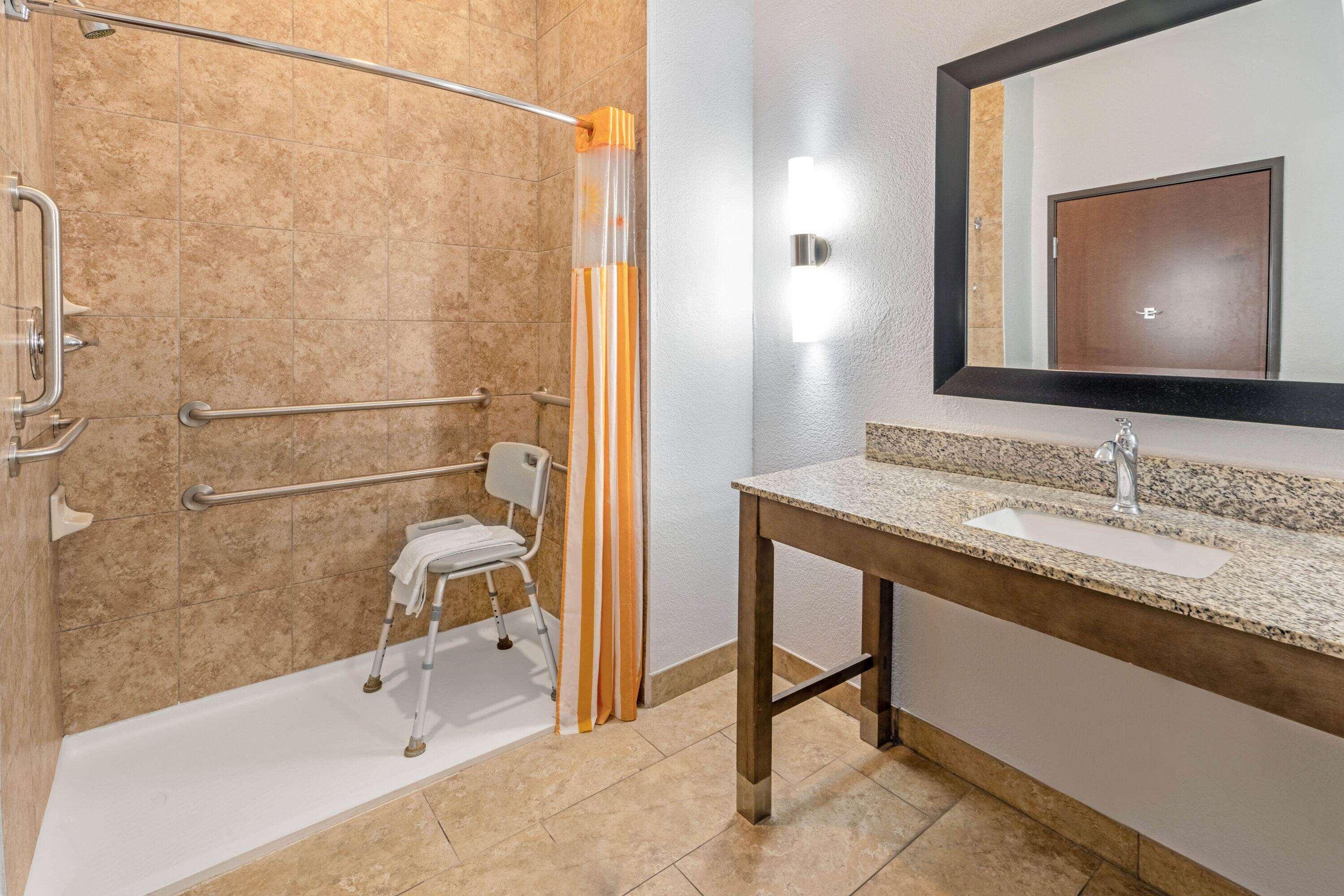 La Quinta By Wyndham Guthrie Hotel Bagian luar foto